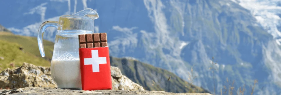 Chocolat Suisse avec carafe de lait sur montagne