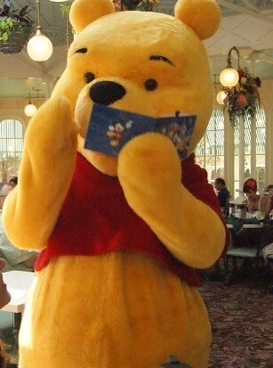winnie l'ourson qui lit un livre