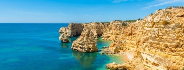 rochers au bord de mer algarve portugal